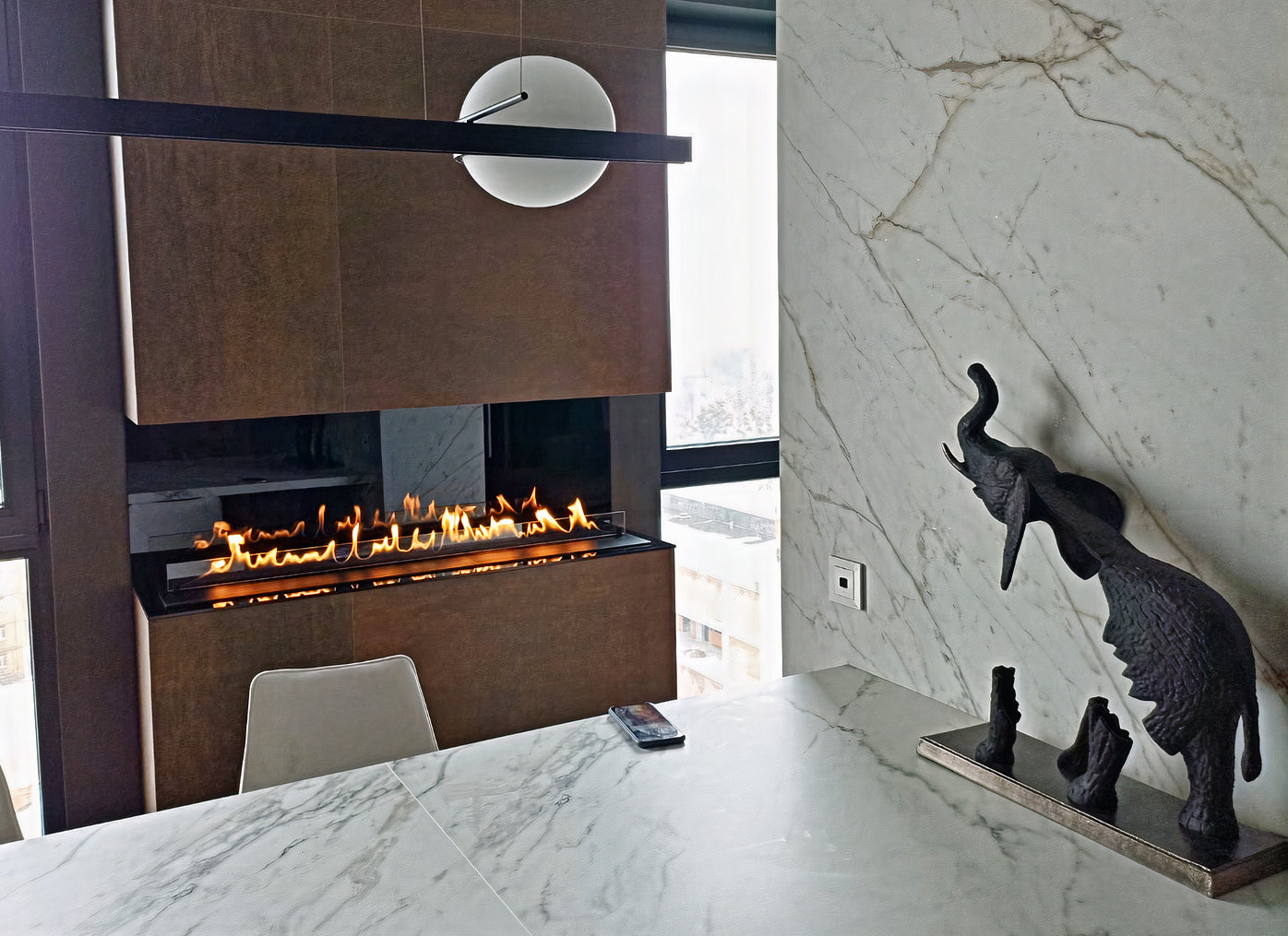 Modern interior featuring an automatic bioethanol fireplace with a cozy flame, surrounded by elegant decor.
