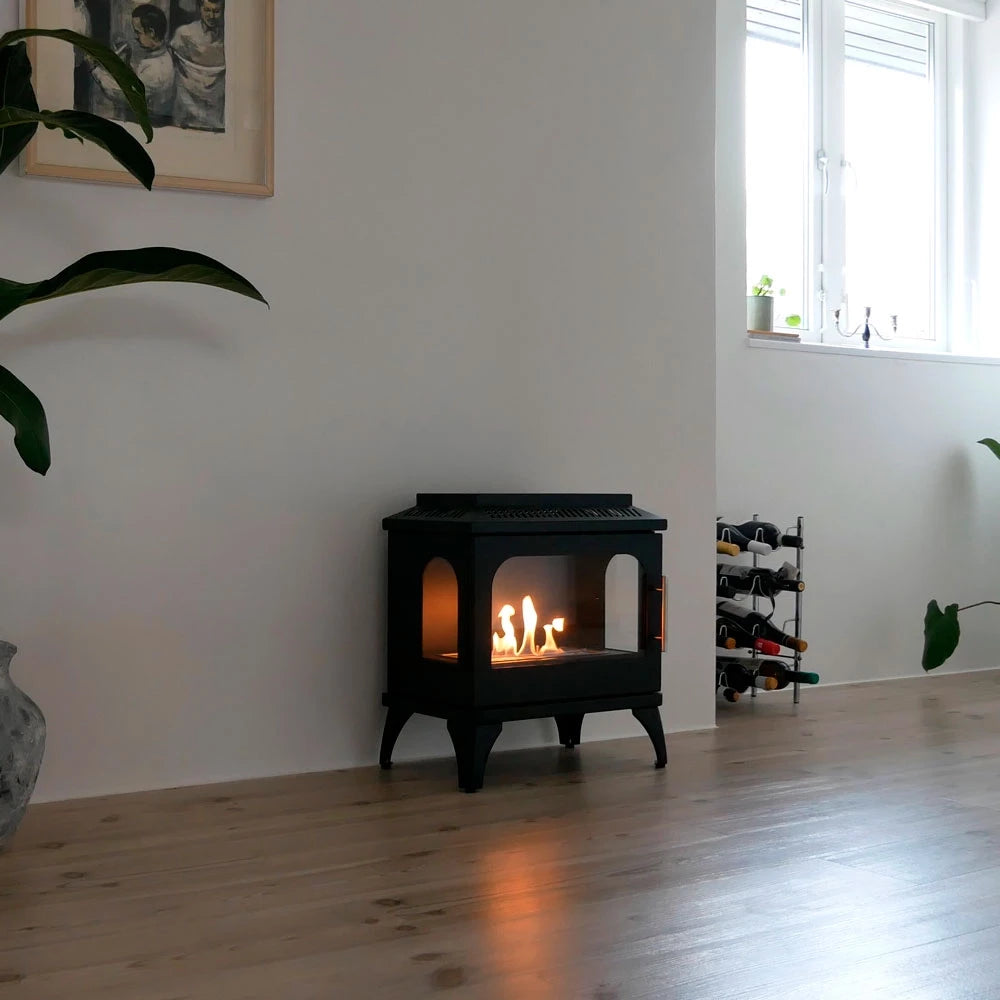 ScandiFlames Atlanta Single bioethanol stove with flames, modern interior design, and steel finish.