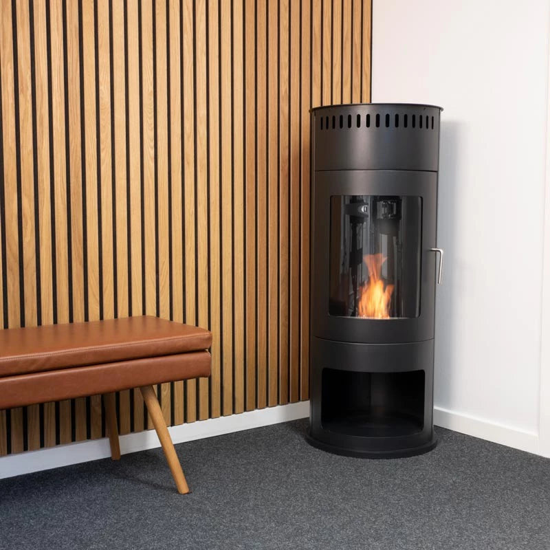 Free-standing Washington bioethanol wood-burning stove with modern design and visible flame.