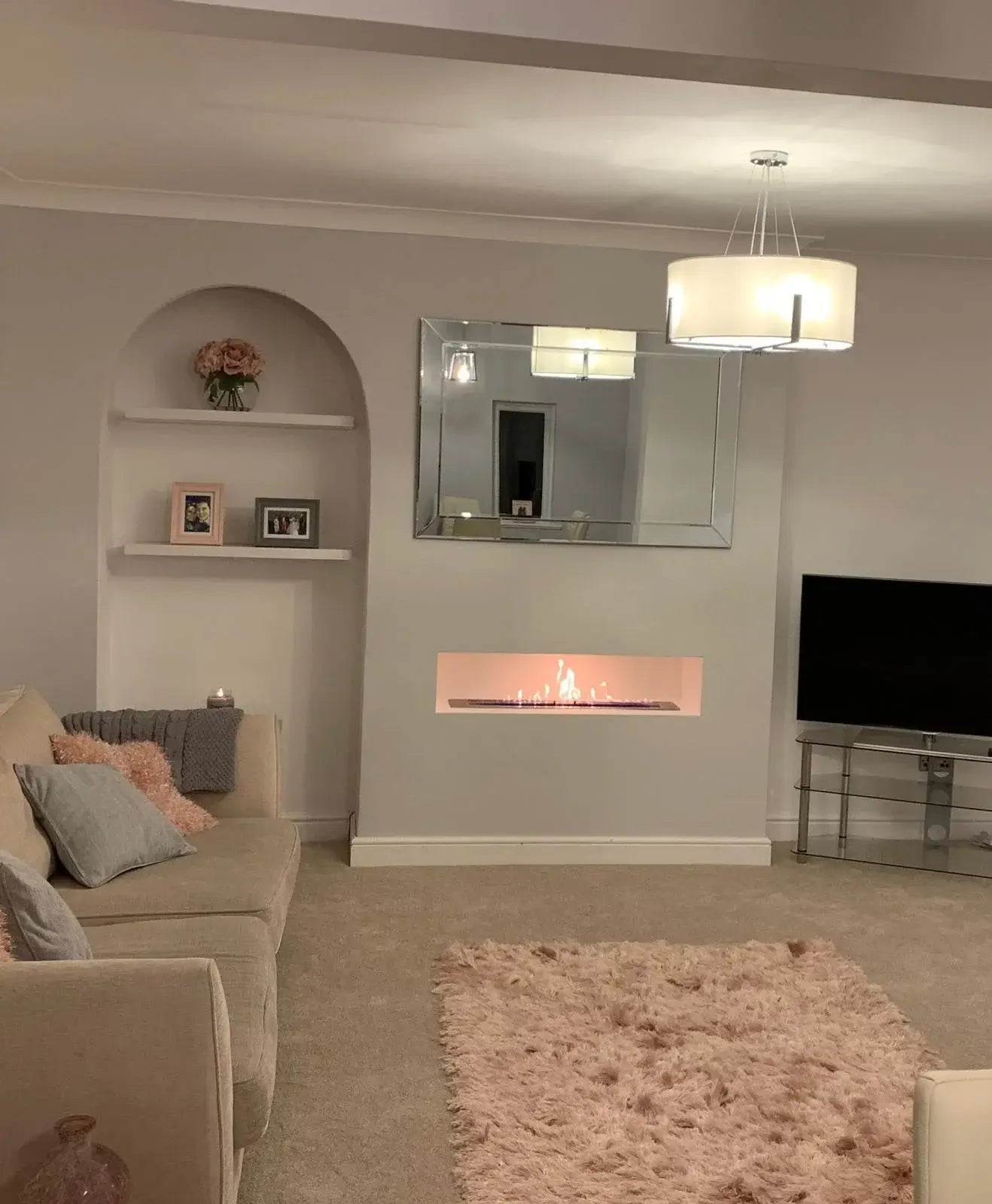 Modern living room featuring a stylish bioethanol burner, cozy decor, and contemporary lighting.