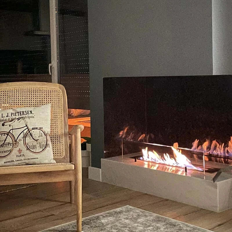 Cozy living room featuring a modern bioethanol fireplace with a sleek design, alongside a stylish chair.