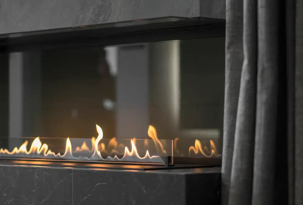 Close-up of flames in the DALEX Touch 1000 automatic bioethanol fireplace, showcasing modern design and advanced technology.