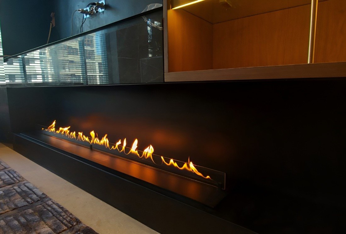 Sleek modern interior with an automatic bioethanol fireplace DALEX 3000 featuring flames and decorative design.