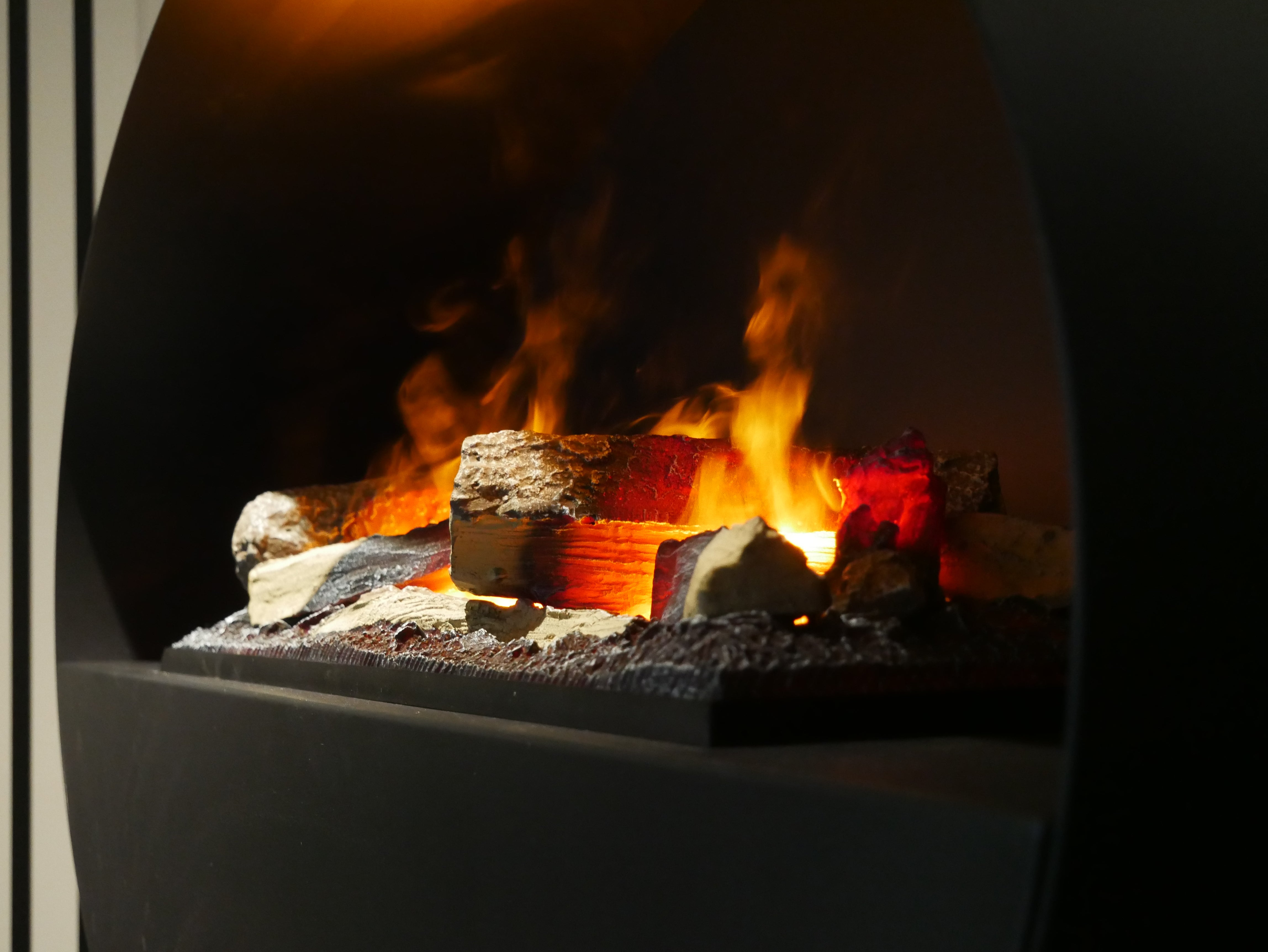Kjos - Wall-mounted Water Vapour Fireplace in Black