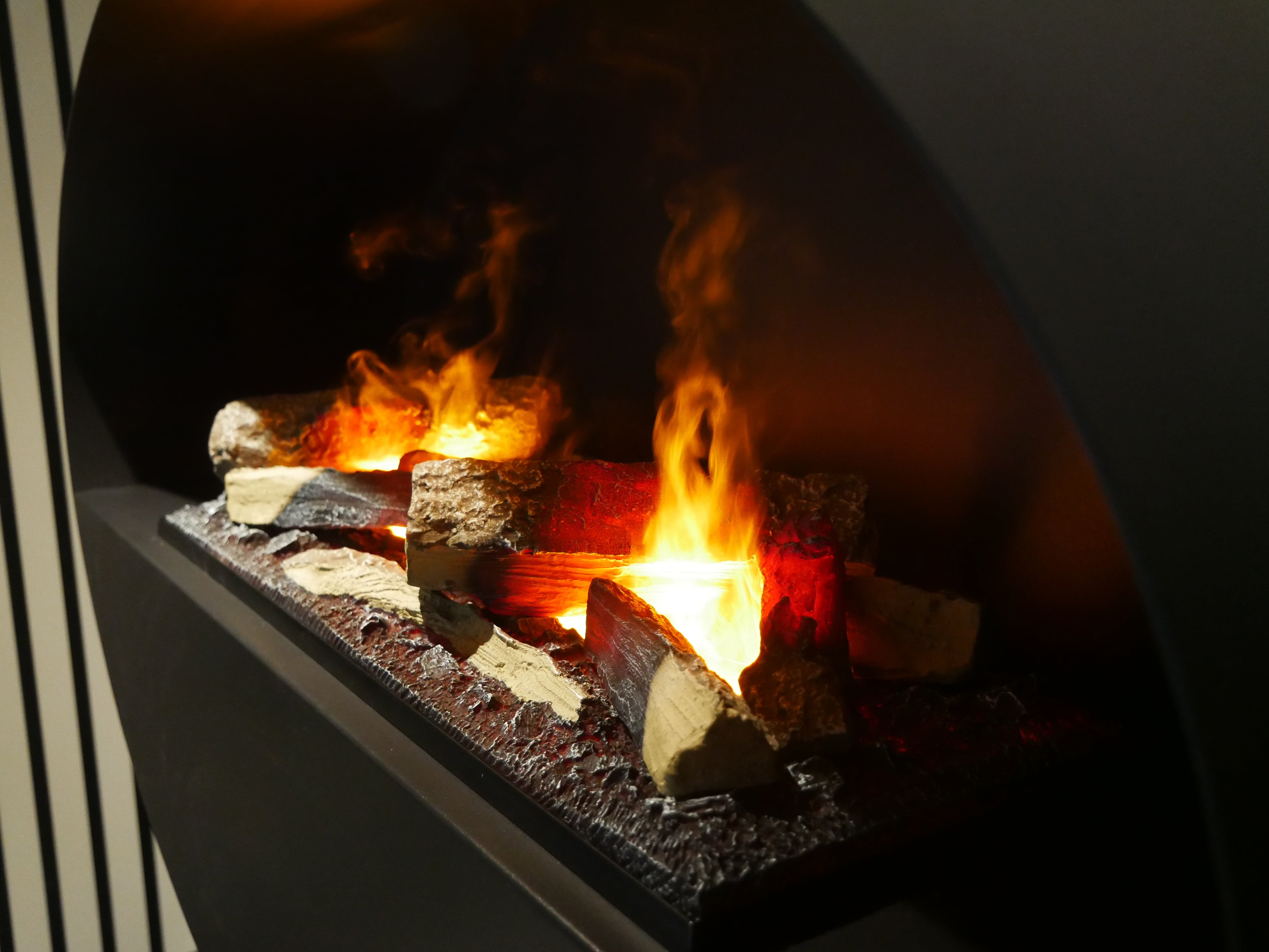 Kjos - Wall-mounted Water Vapour Fireplace in Black