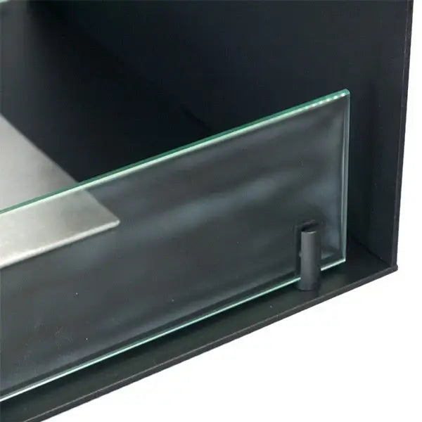 Close-up of tempered glass panel in Fireplace Foco Two 1000 bioethanol fireplace enhancing safety and elegance.
