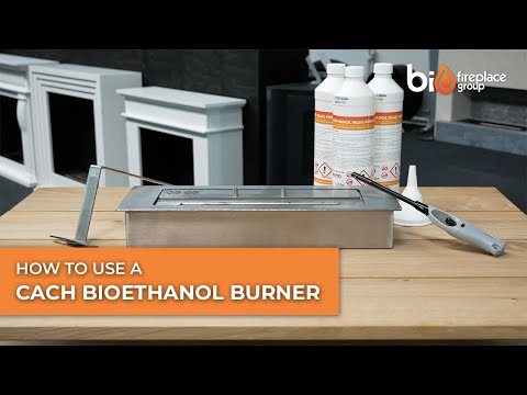 Instructions for using a Cach bioethanol burner with fuel containers and lighter on a wooden table.
